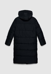 Cappotto lungo nero imbottito con cappuccio, maniche lunghe e trapuntatura orizzontale, mostrato da dietro su uno sfondo chiaro e semplice.