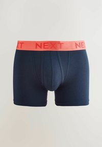 Tengermintás pamut boxer alsónadrág korall színű, hímzett "NEXT" logóval ellátott rugalmas derékpánttal. Simaság és testhez álló dizájn jellemzi.