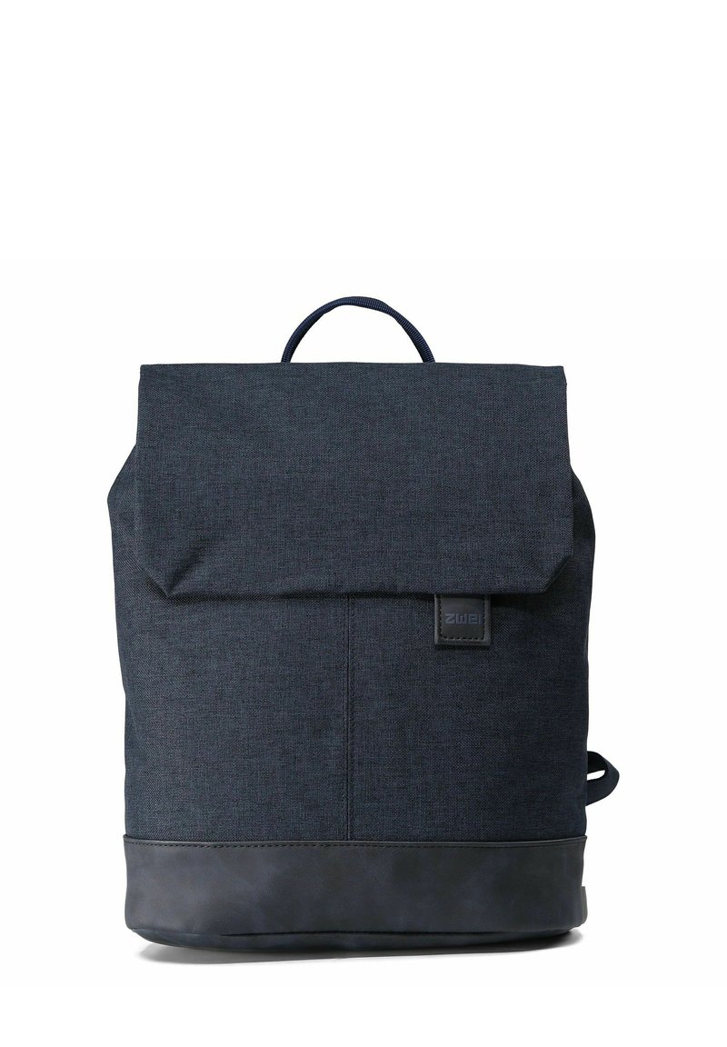 Mochila azul marino con parte superior de tela y fondo de cuero sintético negro. Cuenta con una solapa frontal, asa superior y un logotipo discreto en la parte frontal.