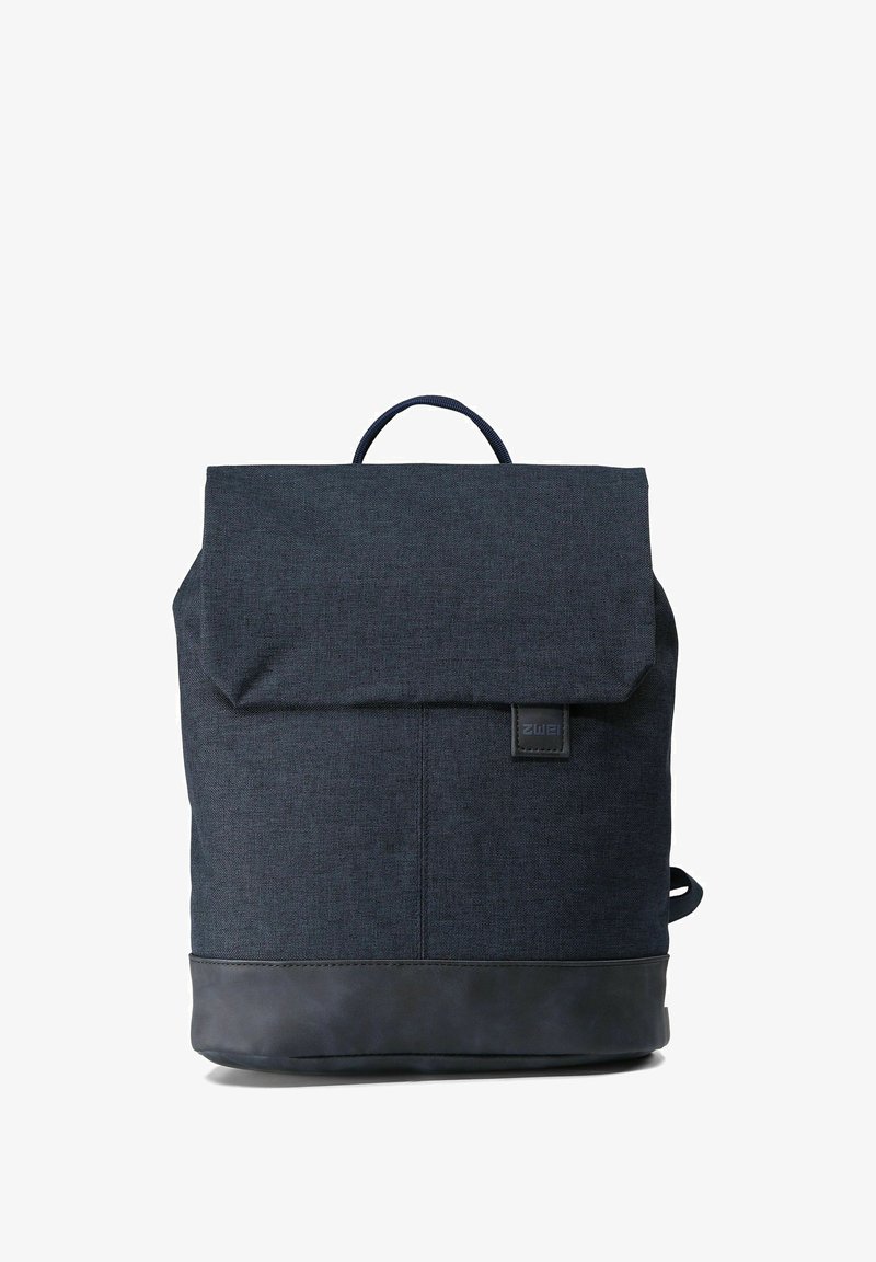 Marineblauwe rugzak met stoffen bovenkant en zwarte kunstlederen onderkant. Bevat een voorklep, bovenhandvat en minimale branding aan de voorkant.