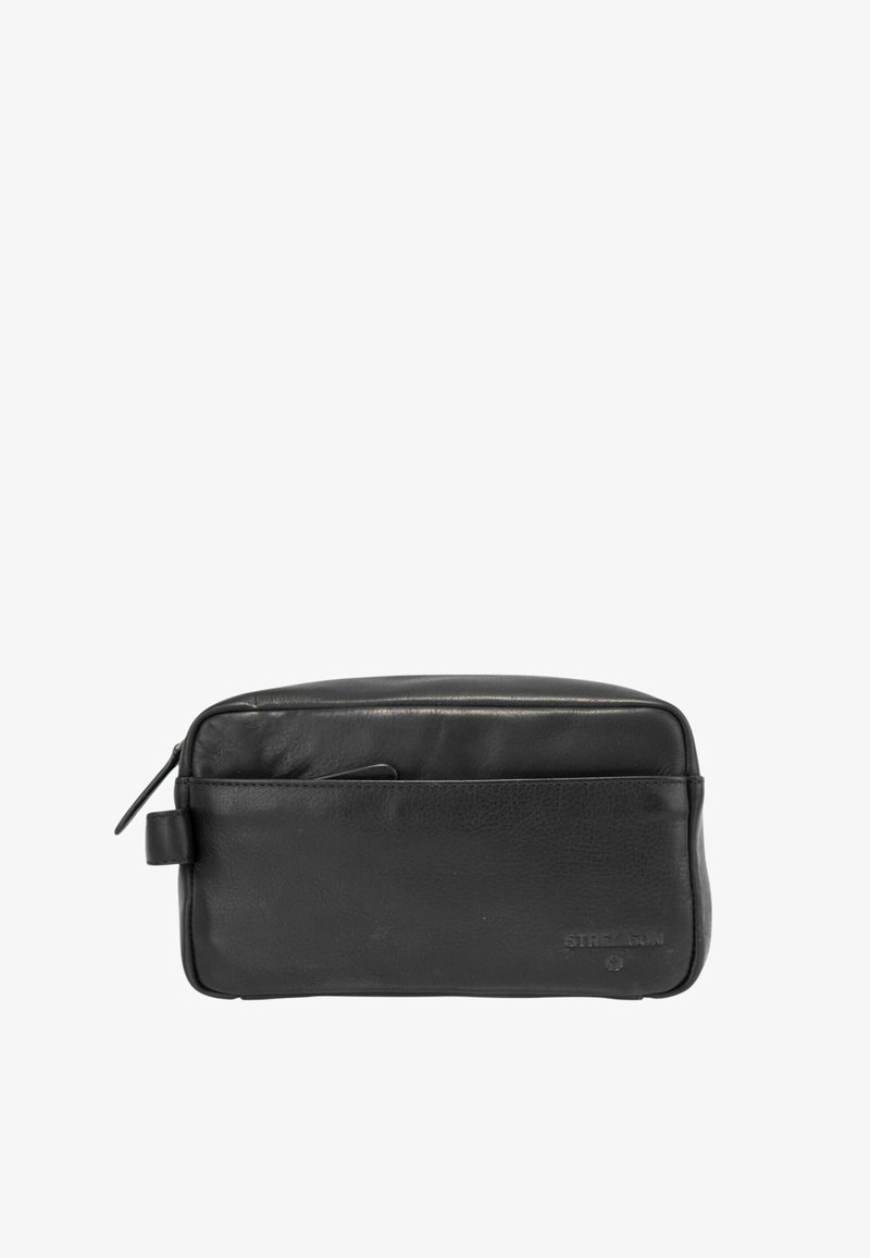 Neceser de cuero negro de forma rectangular, con cierre superior de cremallera y un bolsillo frontal. Presenta un logo grabado en el lateral.