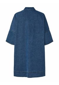Abrigo de mezclilla con cuello tipo solapa, mangas tres cuartos y corte holgado. Presenta un color azul oscuro y costuras sencillas a lo largo de los bordes.
