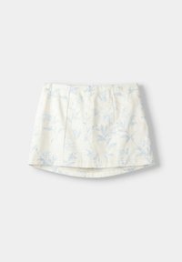 Krátká květinová sukně ve světle krémové barvě s modrým rostlinným potiskem; má sklady a zakřivený lem; vyrobena z lehkého materiálu.