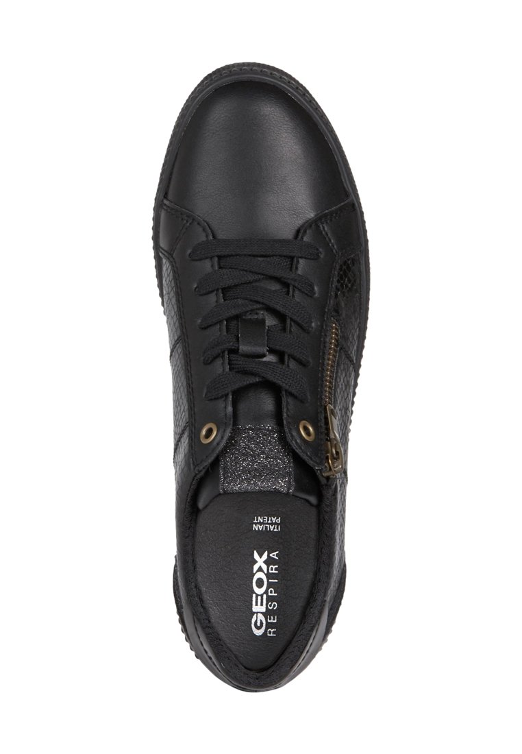 Sneaker nera in pelle con design lace-up, pannelli laterali in rete e zip laterale. Presenta una parte superiore testurizzata e una soletta con marchio.