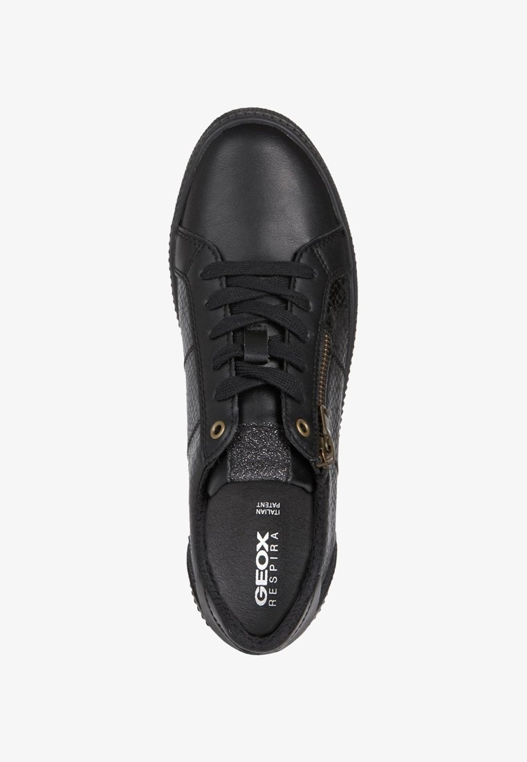 Sneaker nera in pelle con design lace-up, pannelli laterali in rete e zip laterale. Presenta una parte superiore testurizzata e una soletta con marchio.