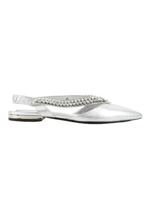 Chaussure plate argentée à bride arrière avec bout pointu, ornée d'une rangée de strass brillants le long de la bride.