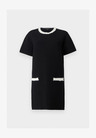 Schwarzes, kurzärmeliges geripptes Kleid mit weißem ausgefranstem Besatz am Rundhalsausschnitt und zwei vorderen Taschenöffnungen.