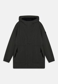 Giacca leggera grigio scuro con cappuccio, due tasche frontali e zip nere. Presenta un design semplice e una texture liscia.