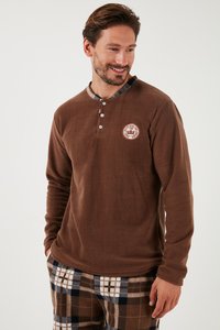Brun langærmet henley skjorte lavet af blød fleece, med en knaplukning og broderet logo, parret med rutede pyjamasbukser.