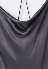Camisón de satén negro con un escote drapeado y tirantes finos. La tela parece suave con un ligero brillo y una textura fluida.