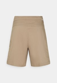 Shorts beiges en tissu léger, dotés d'une large ceinture, de poches latérales et de détails cousus. Le design est simple et pratique.