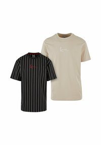 Două tricouri: unul negru cu dungi albe verticale și un logo roșu, iar celălalt bej cu un logo alb. Mâneci scurte, design clasic cu guler rotund.