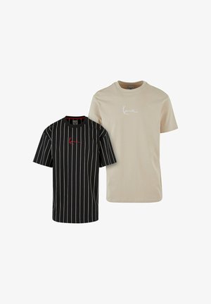 To t-skjorter: en svart med vertikale hvite striper og rødt logo, og en beige med hvitt logo. Korte ermer, klassisk rund halsdesign.