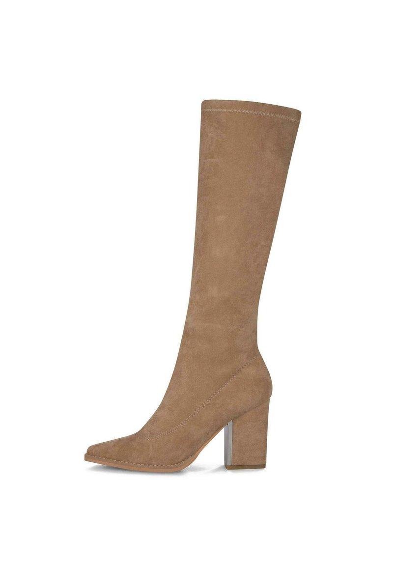 Bota de ante beige hasta la rodilla con punta afilada y tacón cuadrado chunky. Costuras decorativas recorren los lados para añadir textura.
