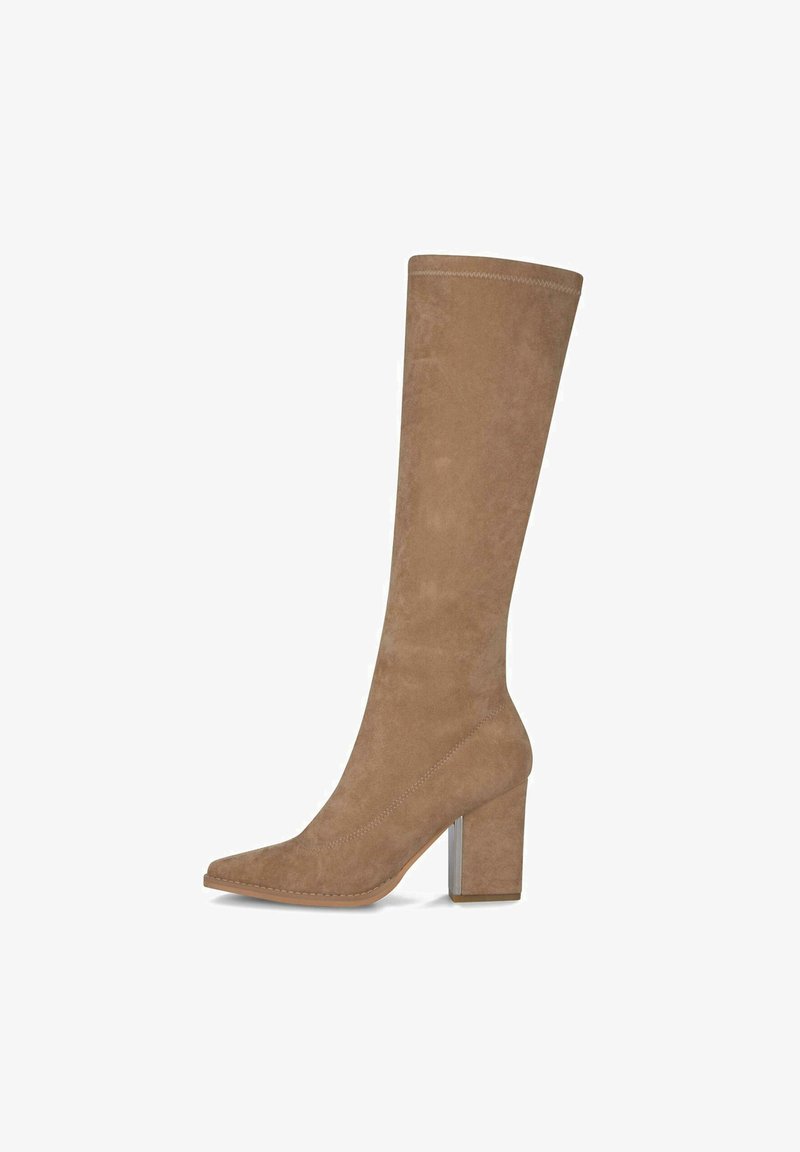 Bota de ante beige hasta la rodilla con punta afilada y tacón cuadrado chunky. Costuras decorativas recorren los lados para añadir textura.