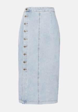 Lichtblauwe denim kokerrok met een hoge taille, voorzien van een rij metallic knopen langs de zijkant en een eindaafwerking.