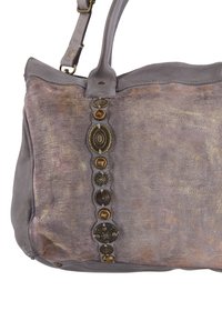 Graue Lederhandtasche mit metallischen Details. Sie hat eine strukturierte Oberfläche und dekorative Akzente entlang der Naht. Stabiles Griffband enthalten.