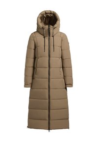Lange bruine pufferjas met een hoge kraag, een volledige ritssluiting en horizontale quiltsteken. Beschikt over een trekkoord capuchon en zijzakken.