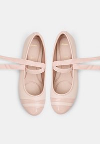 Heled roosa balletkingad läikiva varbaga, rihmakate ja siledast materjalist ülaserv. Omab pehmet sisetalla ja minimalistlikku disaini.