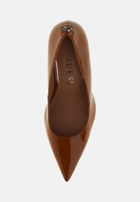 Zapato de salón de charol marrón con punta afilada y acabado liso, que presenta un detalle de logotipo en la plantilla y un diseño elegante y minimalista.