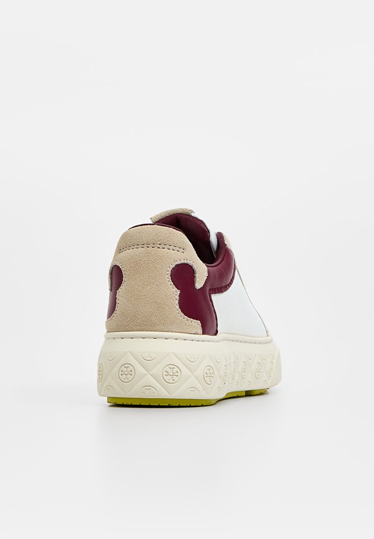 Weiße Leder-Sneaker mit beigem Wildleder und burgunderfarbenen Akzenten. Texturiertes Gummisohle mit geprägten Mustern, rundem Absatzdesign.