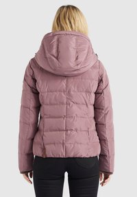 Vadderad rosa jacka med huva, med sömnadsdetaljer och elastiska ärmslut. Materialet har en slät, glänsande finish och fickor med dragkedja.