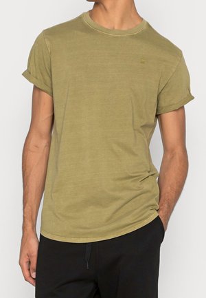 Olivově zelené bavlněné tričko s kulatým výstřihem a krátkými rukávy s ohrnutím; jemný logo detail na hrudi; hladká, lehká textura.