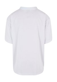 Camiseta corta blanca de manga corta, confeccionada en tela suave, con cuello redondo y un corte relajado, con dobladillos cosidos y sin patrones ni acentos.