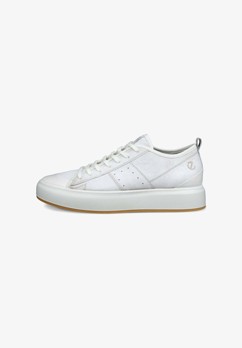 Sneaker bianco con una tomaia in pelle liscia, punta tonda, lacci bianchi, cuciture minime e una suola leggera con fondo in gomma naturale.