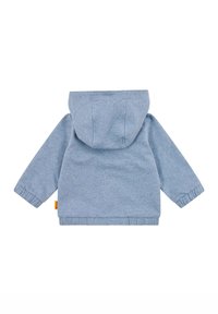 Chaqueta azul con capucha de tejido suave. Cuenta con puños y dobladillo elásticos, con una sutil textura. Incluye una pequeña etiqueta lateral para la marca.