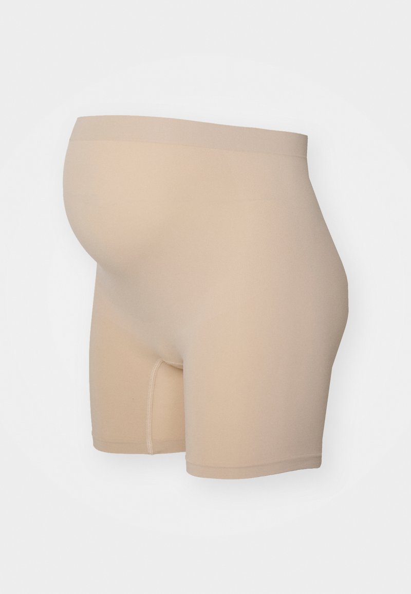 Beige graviditetsshorts med et glatt, elastisk materiale. Midt-lår lengde, sømløst midjebånd, designet for å romme en voksende mage.