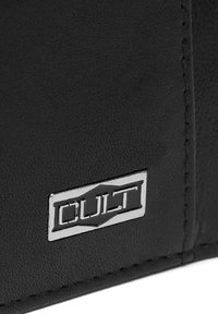 Portafoglio in ecopelle nera con bordi cuciti, dotato di una piastrina rettangolare in argento con il logo in rilievo "CULT." Texture liscia e finitura opaca.