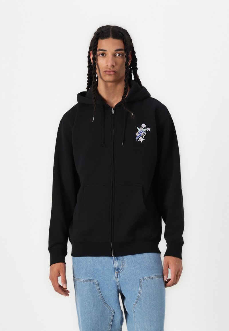 Svart zip-up hettegenser laget av bomullsblanding, med en frontlomme, snor i hetta og fargerik brodert design på brystet.