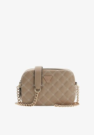 Bolso acolchado marrón hecho de material sintético. Cuenta con una correa de cadena dorada, emblema del logo y cierre con cremallera. Detalles en patrón de diamante cosido.