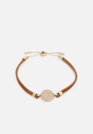 Braunes Lederarmband mit einer runden goldenen Medaille, die mit klaren Strasssteinen besetzt ist, akzentuiert durch goldfarbene Hardware und eine verstellbare Kette.