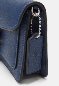 COACH COVERED CLOSURE TABBY CHAIN - Bandolera - deep blue