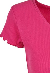 Rosa ribbet topp med korte, rynkede ermer og V-halsdesign. Stoffet ser mykt ut med en teksturert overflate.