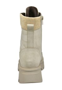 Beiger Knöchelstiefel mit wildlederähnlicher Oberfläche, geripptem Strickkragen, seitlichem Reißverschluss und dicker, strukturierter Sohle.