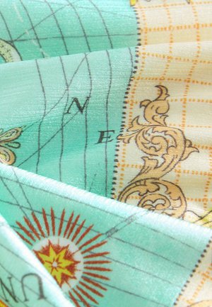 Patroon zijde sjaal met een turquoise achtergrond, gouden ornamentale ontwerpen en kompasmotieven in tinten van rood en oranje, vergezeld van rasterlijnen.