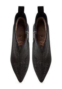 Pari mustia kärkipohjaisia nilkkabootseja, joissa on tekstuuripinta, sivuviimeistelyt ja ruskea pörröinen sisävuori, nähtynä ylhäältä päin.