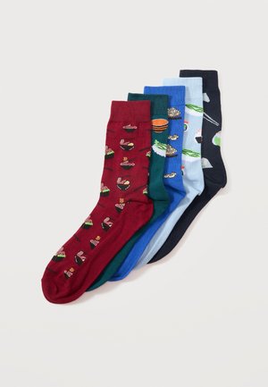 Pięć kolorowych skarpetek z wzorami azjatyckich potraw, w tym ramen, sushi i pałeczki, ułożonych obok siebie na białym tle.