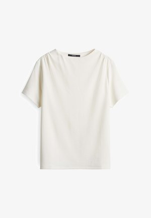 T-shirt blanc à manches courtes en tissu doux, avec un col rond et des détails plissés aux épaules.