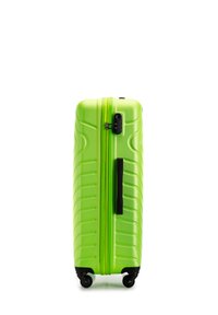 Valigia rigida di un verde brillante. Presenta una texture a righe verticali, doppie cerniere, manico nero e quattro ruote per la mobilità.