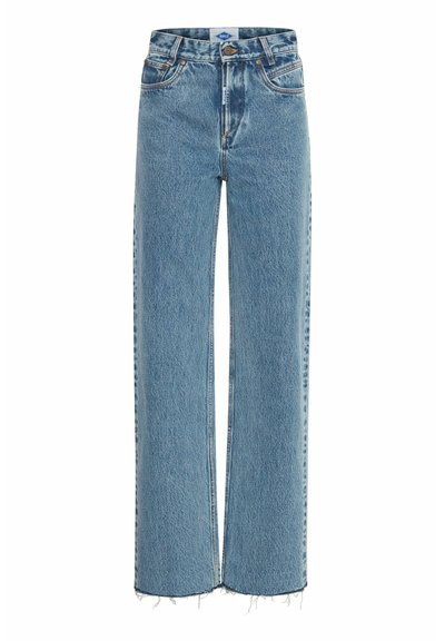 Jeans de mezclilla anchos y de color azul claro con una cintura alta, dobladillos deshilachados y costuras en contraste. Presentan un diseño clásico de cinco bolsillos y un botón de metal.