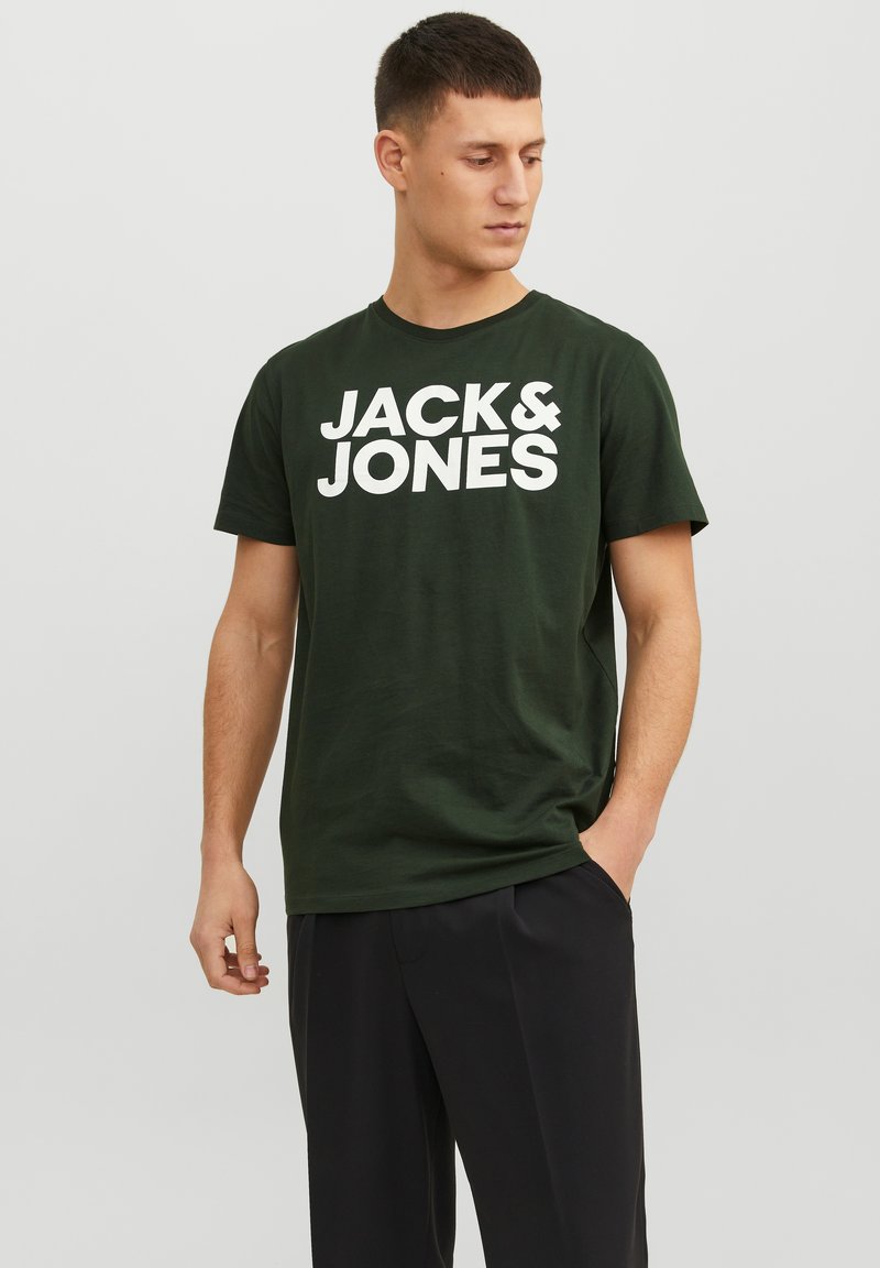 Camiseta de algodón en verde oliva con gran texto blanco "JACK & JONES" en el pecho, cuello redondo y mangas cortas.