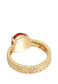 Bague en doré avec un rond de pierre précieuse rouge, bande à perles texturées et gravures à l'intérieur, mettant en valeur le savoir-faire et les détails de design.