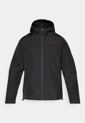 Crna kapuljača jakna napravljena od lagane, vodootporne tkanine. Ima prednji zatvarač, bočne džepove i mali logotip na prsima.