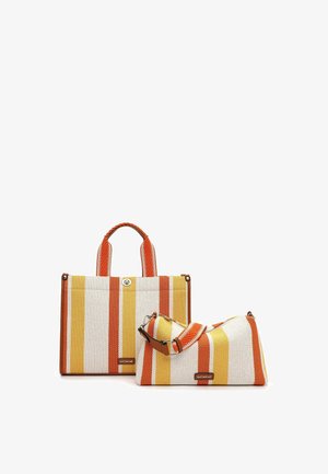Due borse di stoffa a righe, una tote con manici corti e una borsa a tracolla con tracolla regolabile, caratterizzate da colori arancione, giallo e bianco.