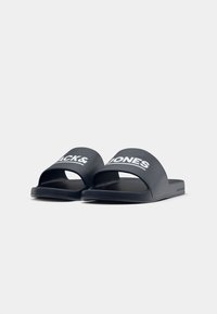 Paar schwarze Jack & Jones Marken-Slides mit offenen Zehen auf weißem Hintergrund.