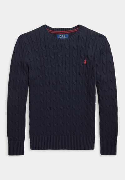Temno modra pulover pletenice z rebrastimi manšetami in okusno, ki vključuje majhen rdeč logotip polo na prsih in okroglim izrezom.
